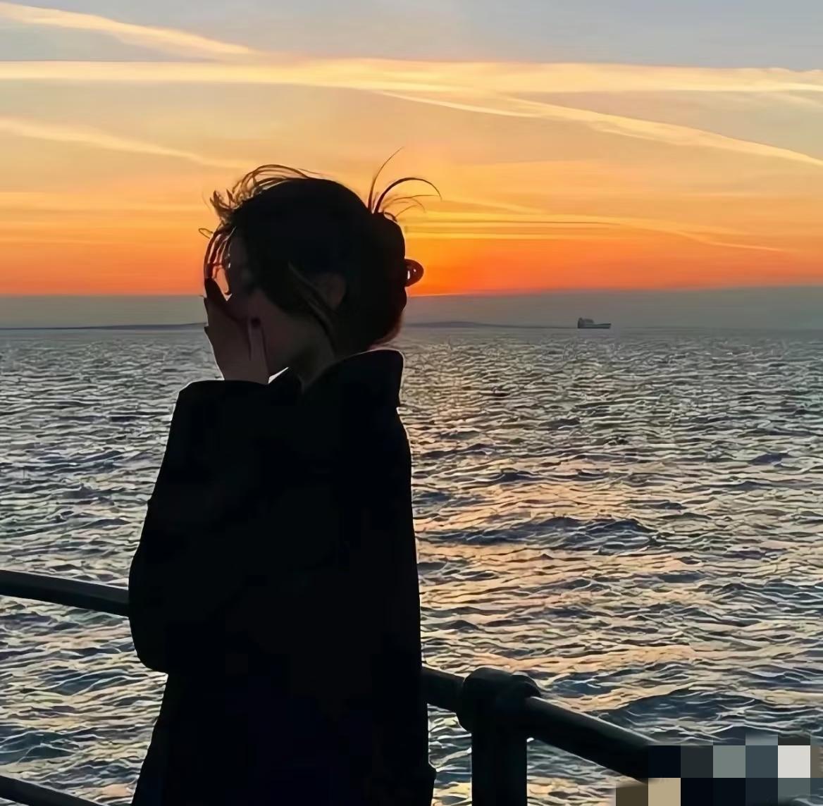 凌晨三点，小区楼下的便利店还亮着灯。我进去买瓶水，撞见隔壁楼的张姐正蹲在货架旁啃