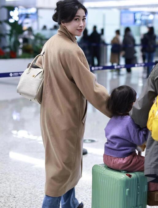 朱珠穿搭启示：大衣不搭半身裙高跟鞋，时髦高级新玩法