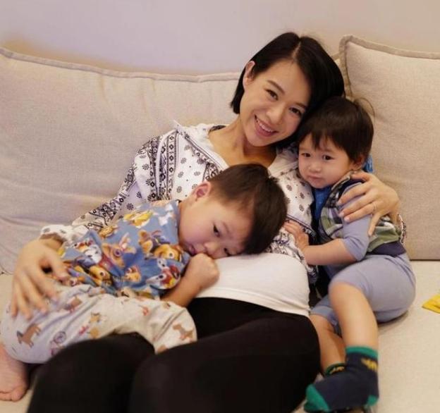 2021年，胡杏儿紧张地告诉丈夫李乘德：“我怀孕了，如果这第三个孩子又是男孩该