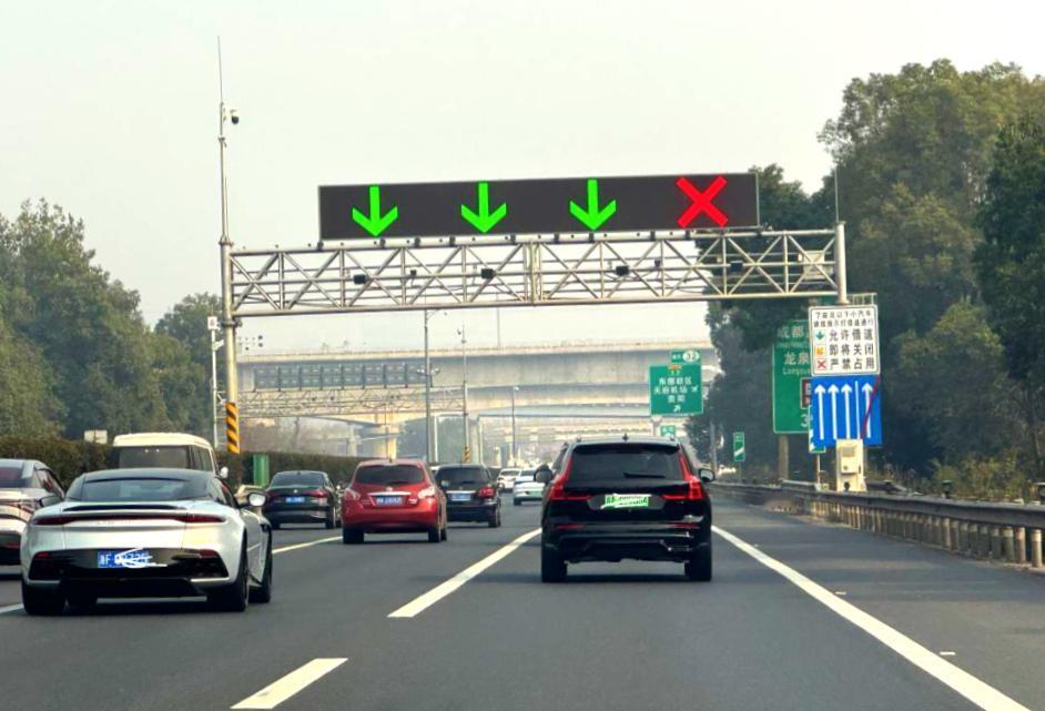 每天早高峰路上耗一个小时，下午回家反而要一个小时四十分钟，这就是很多上班族，在成