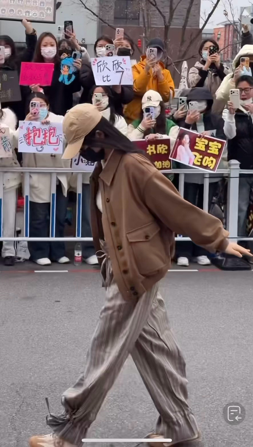 噢是裤子蝴蝶结散了