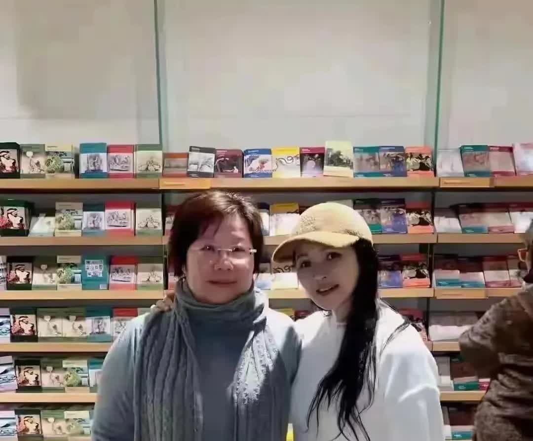 57岁伊能静在英国被偶遇，淡妆出镜，网友:我以为是旁边的老奶奶