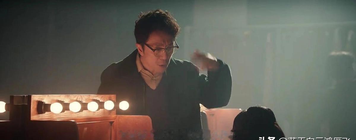 封导老婆蹲在院子里，两只手泡在冷水里搓尿垫。搓完一块，还有三块等着她。她以前