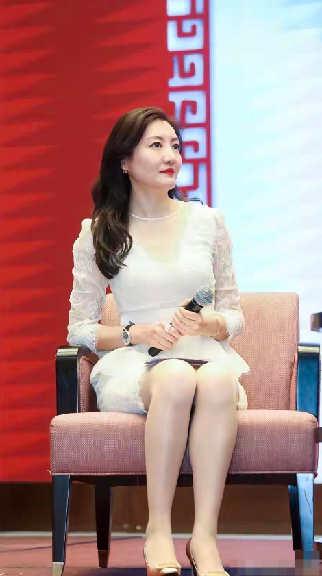 同样都是70后，小两岁的阎华看起来比曾黎还显老，从她脸上的皮肤状态，一看就是快5