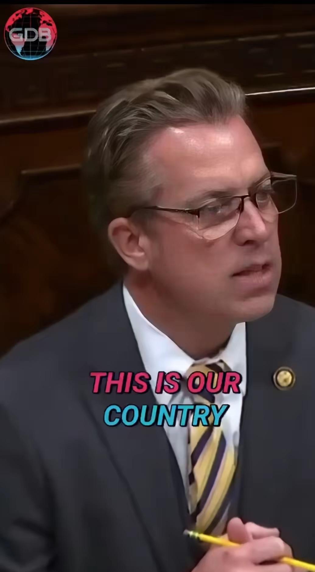 口出狂言！美国众议员安迪·奥格尔斯最近可算“火”出圈了，他公开炮轰90%的移民都