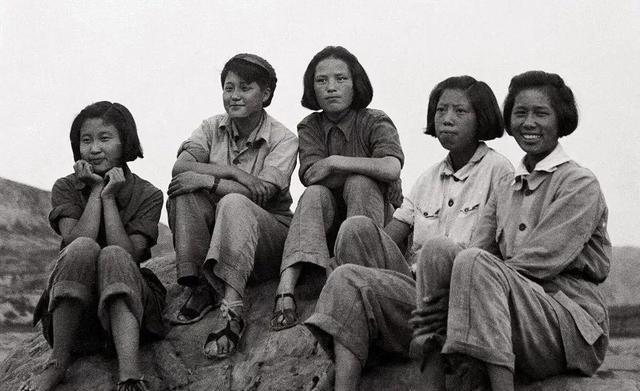 1948年，一老农民因贪便宜娶了一个不要彩礼的女人，并为他生了8个孩子。30年后