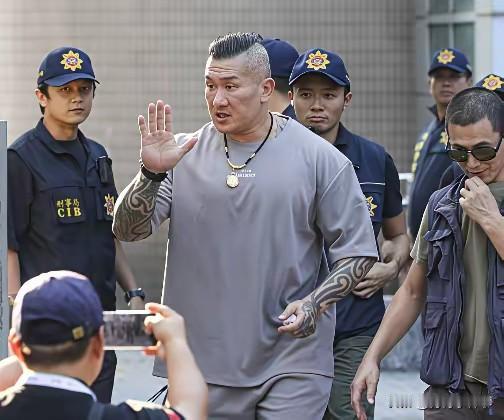 台湾网红馆长因“斩首赖清德”构成恐吓威胁罪，在交保15万新台币后短暂获得行动自由