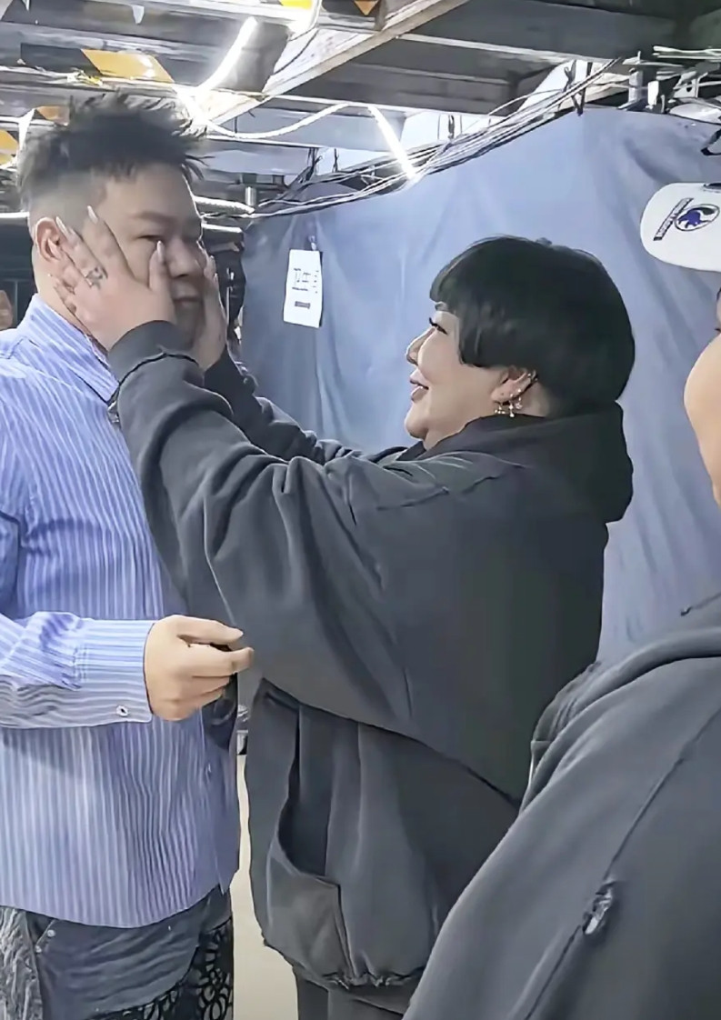 11月9日，岳云鹏西安演唱会落幕，后台一幕让人破防！他刚从升降台下来，就看见师娘
