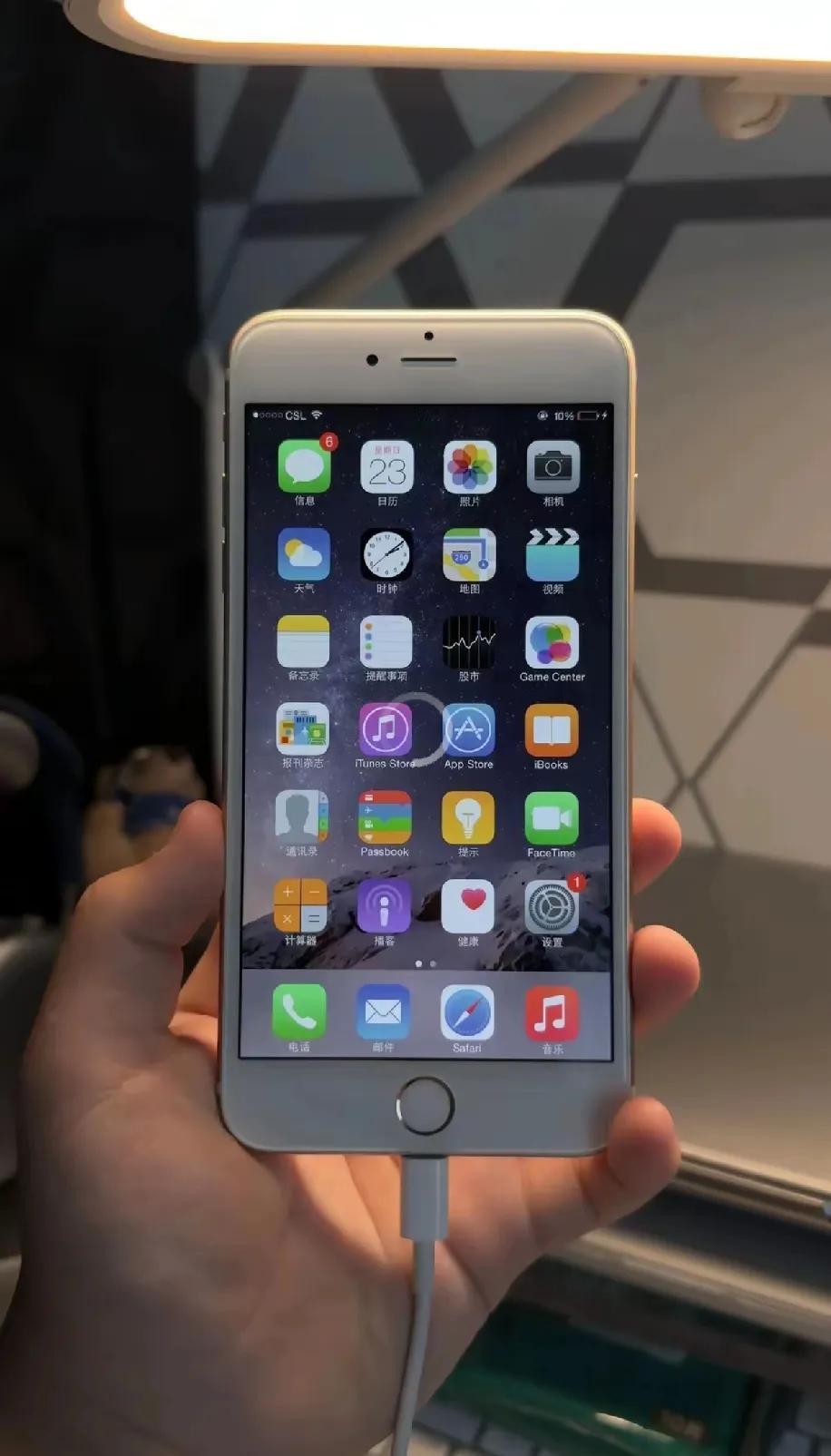 10多年前发布的苹果旧机型，至今仍有不少用户在使用，日常刷视频、打电话等基础操作