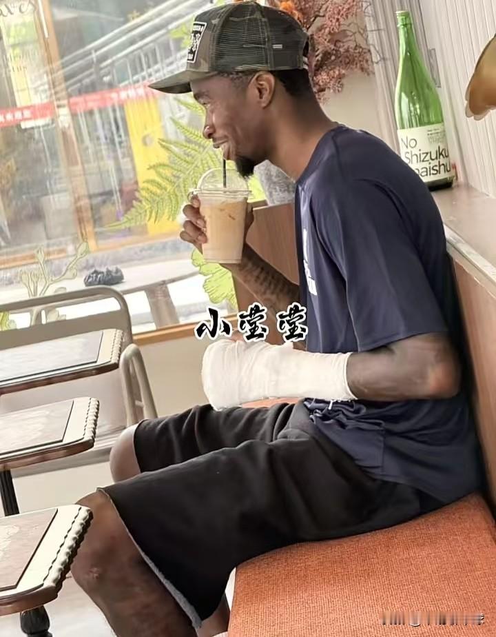 广东宏远男篮核心后卫热身赛受伤！近日，广东宏远男篮与NBL贵州猛龙队的比赛中，广东宏远男篮核心后卫外