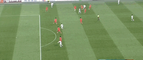 泰国队的两个进球都太漂亮啦！第一球停球直接凌空抽射，太突然了，于金永完全没有反应