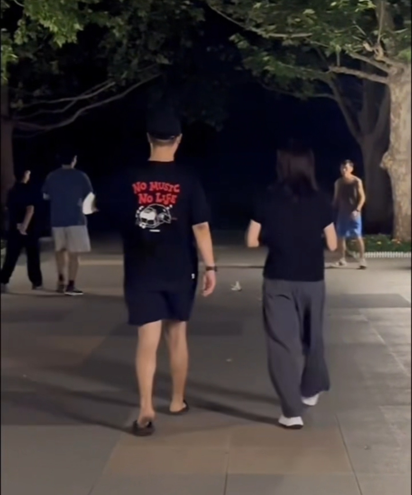 歌手马頔和自己女友李纯牵手逛街被拍。作为“要脸的”北京爷们，马迪这次出门也展现了