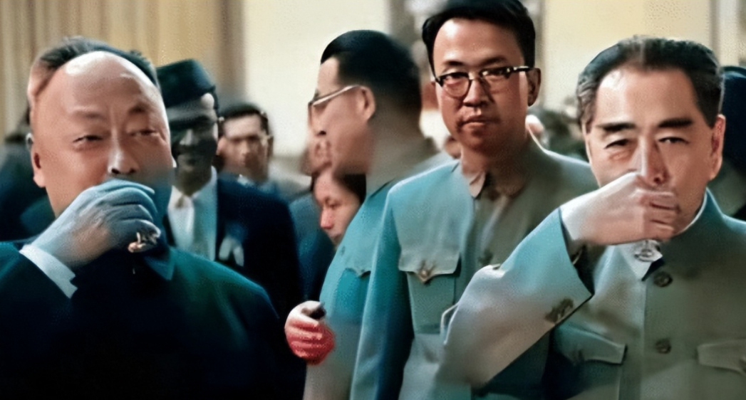 1961年，陈毅和周恩来在饭店吃酒，陈毅正放纵地畅饮之时，突然被人狠狠地踩了一脚