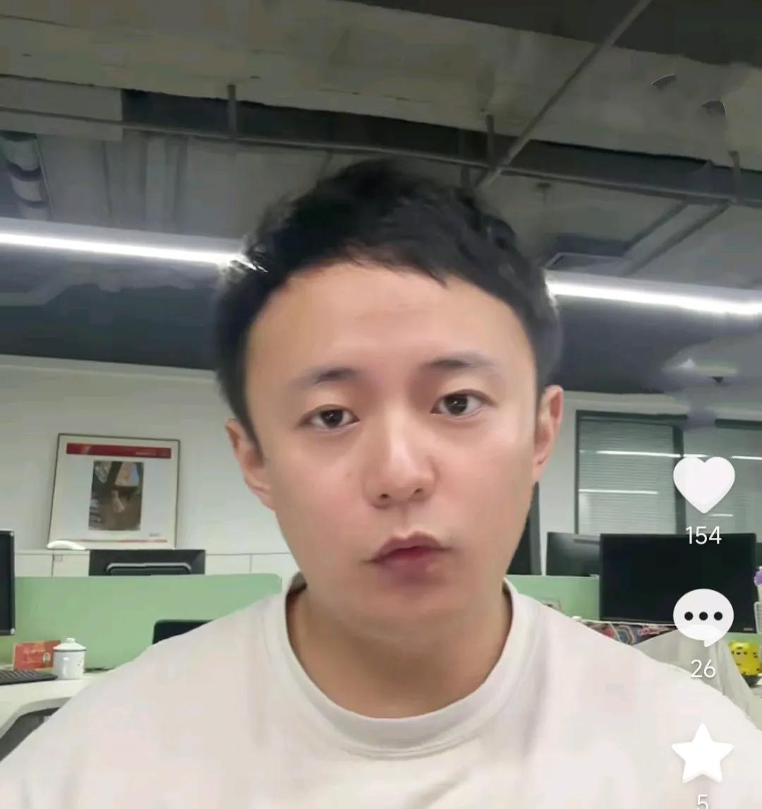 足球记者刘闻超在直播间爆了一个料。他表示，目前足协更有意选择欧洲教练来当国足的