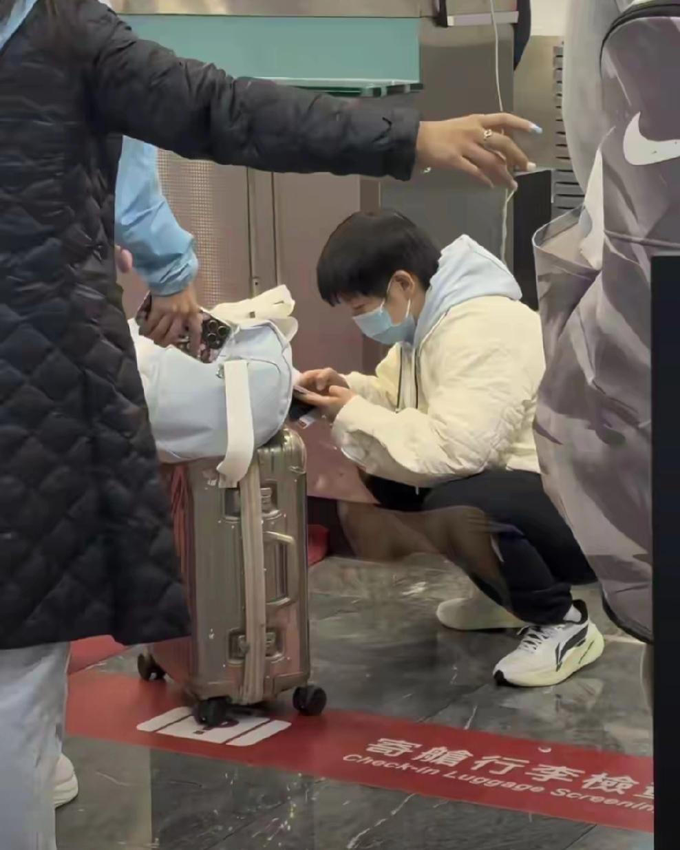 莎莎回北京，时尚靓照刷屏啦！她穿的这身原来是李宁的套装。白色穿在她身上，活力