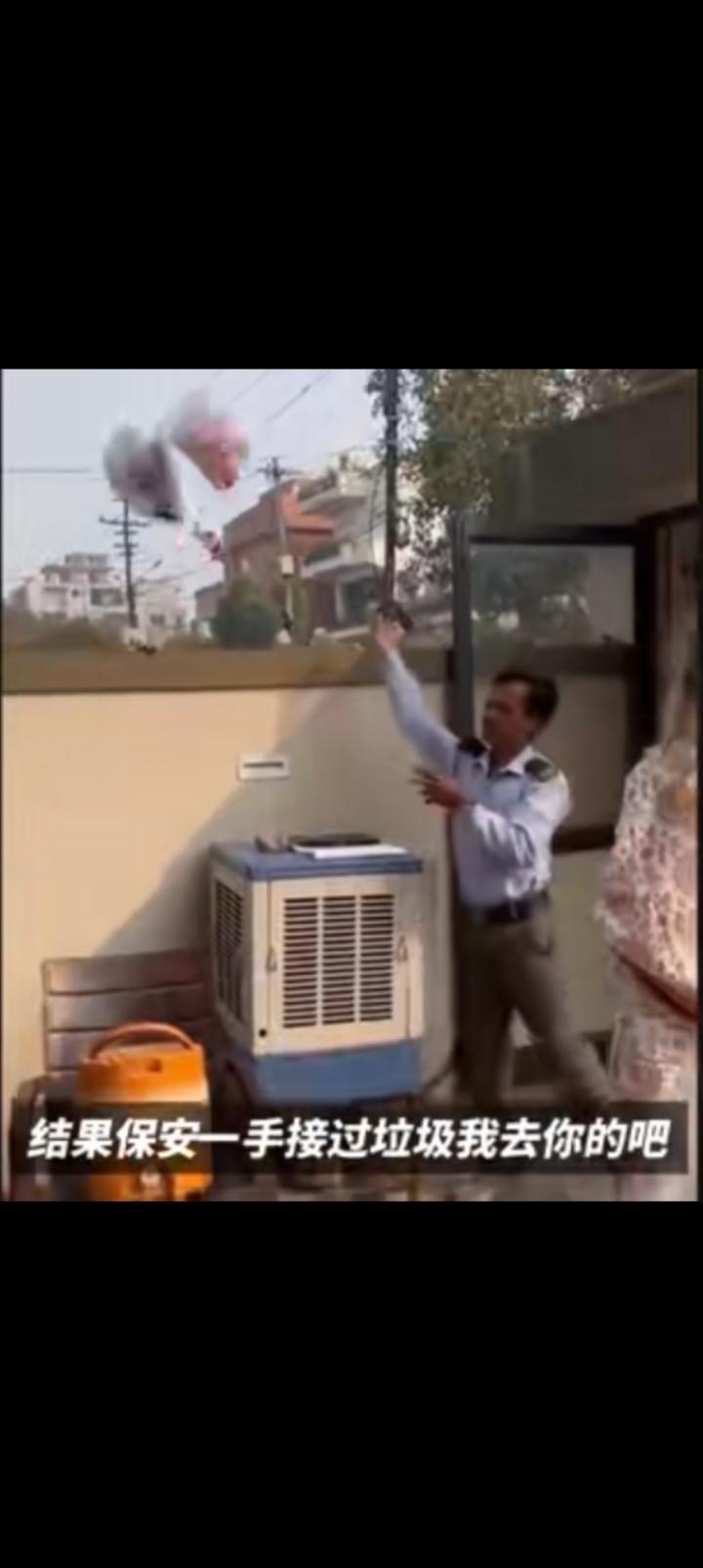 随手一扔就是垃圾分类，印度没有垃圾桶。他有8亿吨垃圾，14亿人口平均每人能分