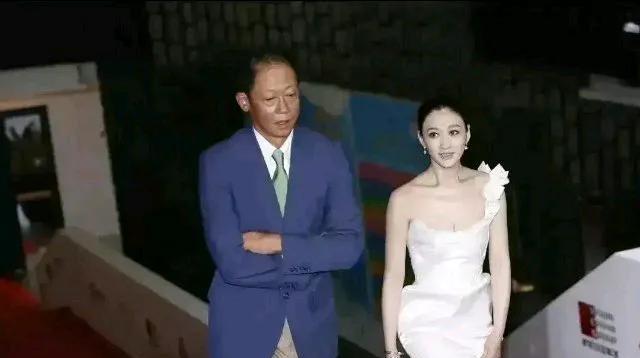 王志文和李小冉一起出席活动，王志文的脸都憋红了，尴尬的能用脚指头抠出两室一厅，只