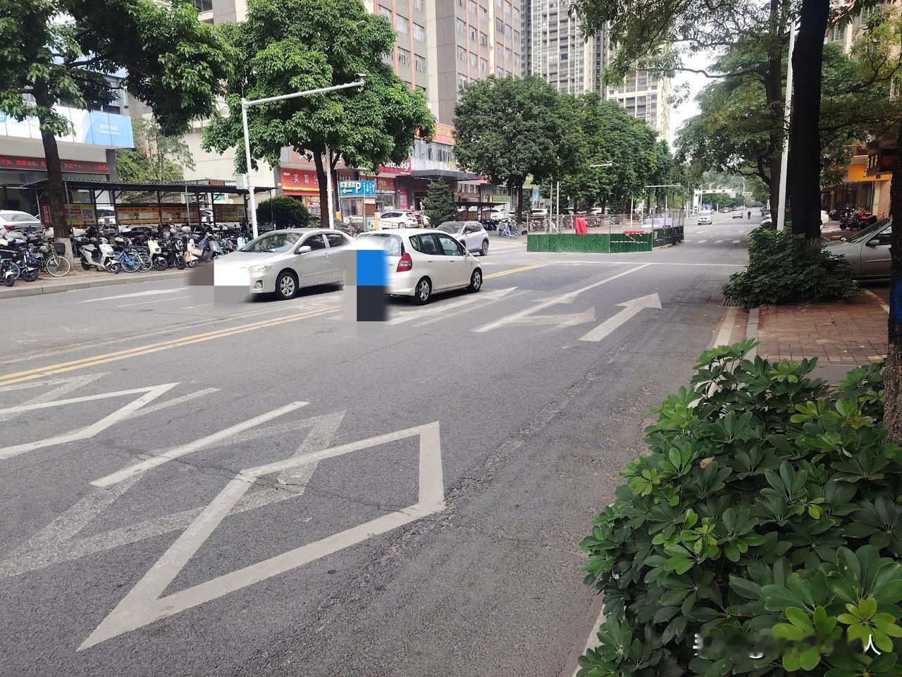 十几万的车买了，一百万左右的房子也买了，几块钱的停车费却舍不得花小区附近这几