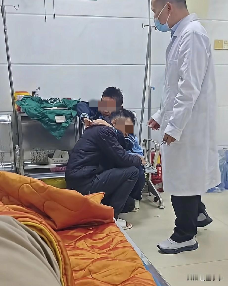 原来不止妈妈会崩溃!广西,一男子因为孩子考试10分情绪失控后,用木椅砸向孩子,看