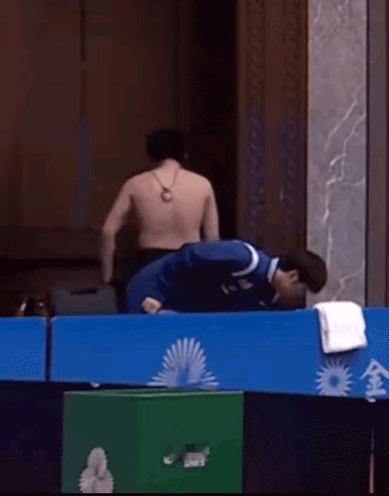 王楚钦又在赛场换衣服了！看到他后背没有肌肉，大家放心了！你看顶级球员，都有