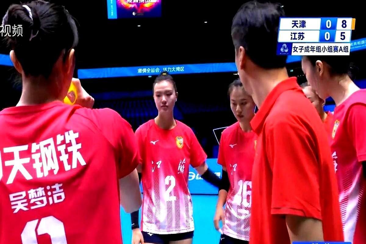 江苏女排换主力这事儿，评论区直接吵翻了天！0-1落后天津时，施海荣突然换下张常宁