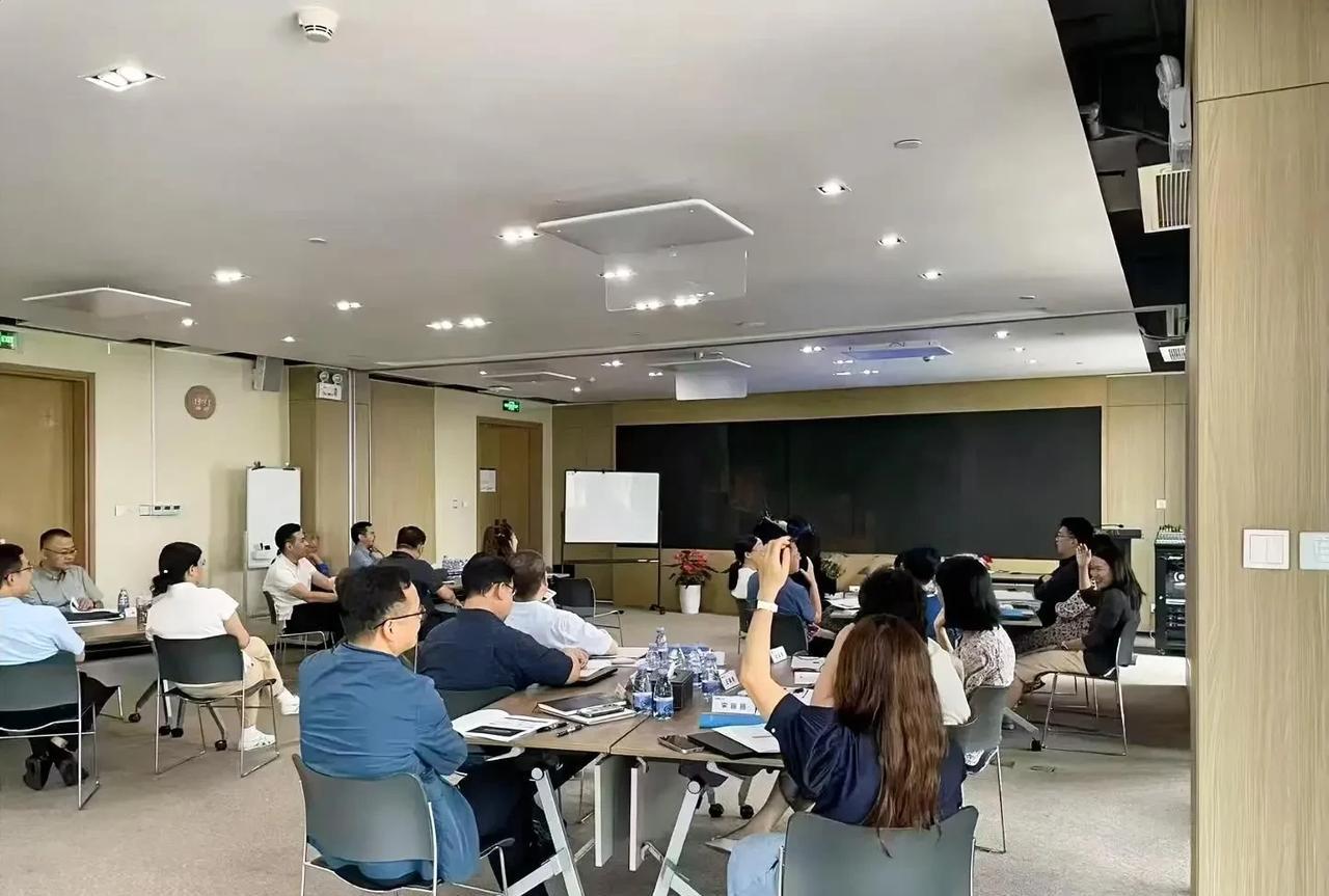 跟大家说实话，我们hr在和员工谈辞退的时候，是真的会看人看情形的，原则上就是按照