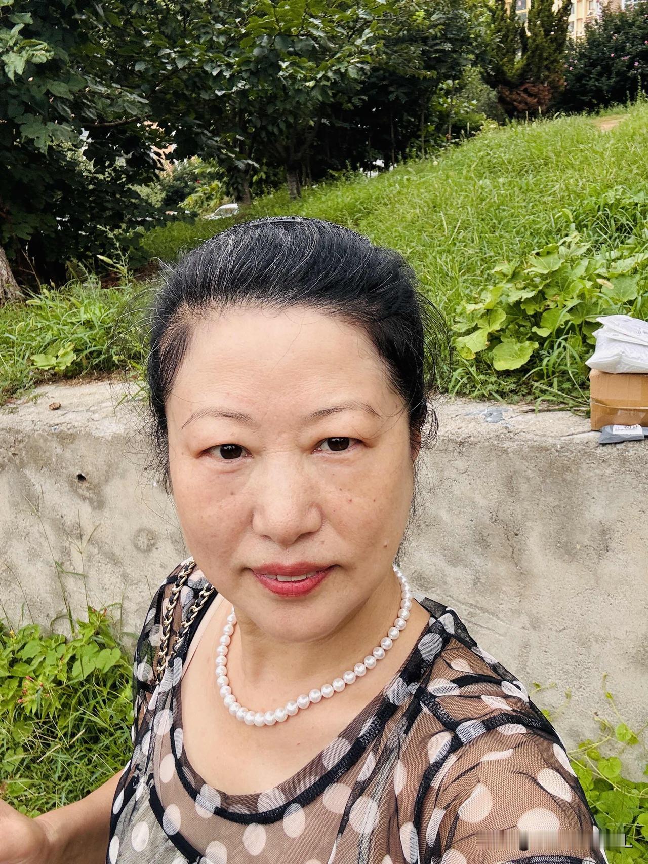 我是61岁的小老太太，现在混成了孤家寡人。今天早上，女儿出门上班的时候对我说