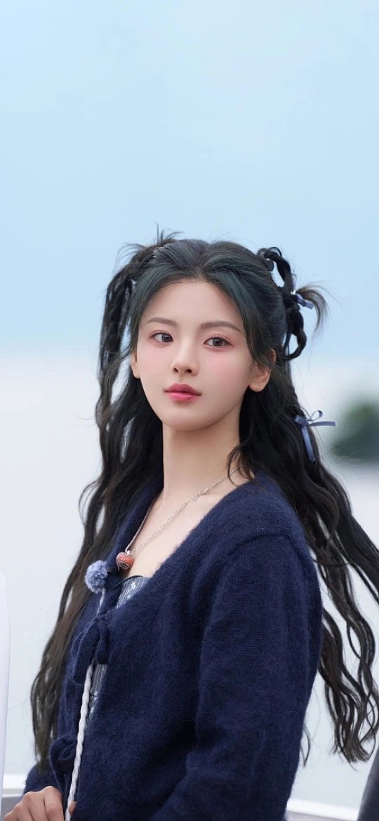 杨超越cha了chanel杨超越这波香奈儿造型直接美到封神！CHANEL的优雅质