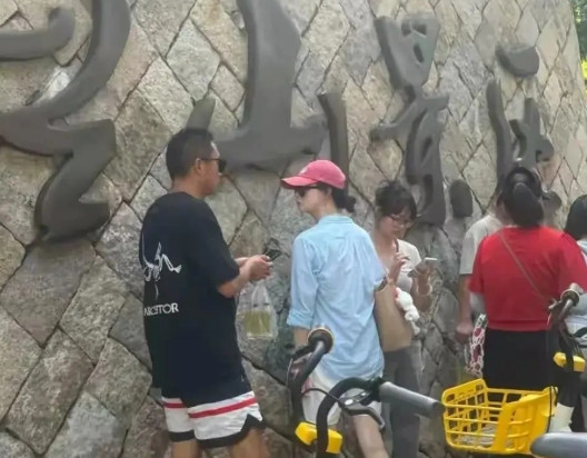 42岁蒋欣福建被偶遇，瘦出天鹅颈。