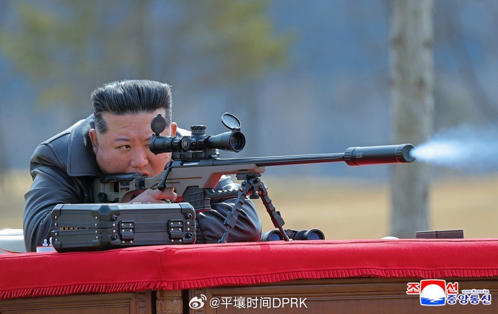 金正恩同志亲自与金主爱同志一起射击