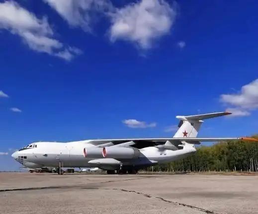 东方大国太聪明了：趁着俄罗斯武器滞销，一口气订购20架大飞机当俄罗斯武器出口