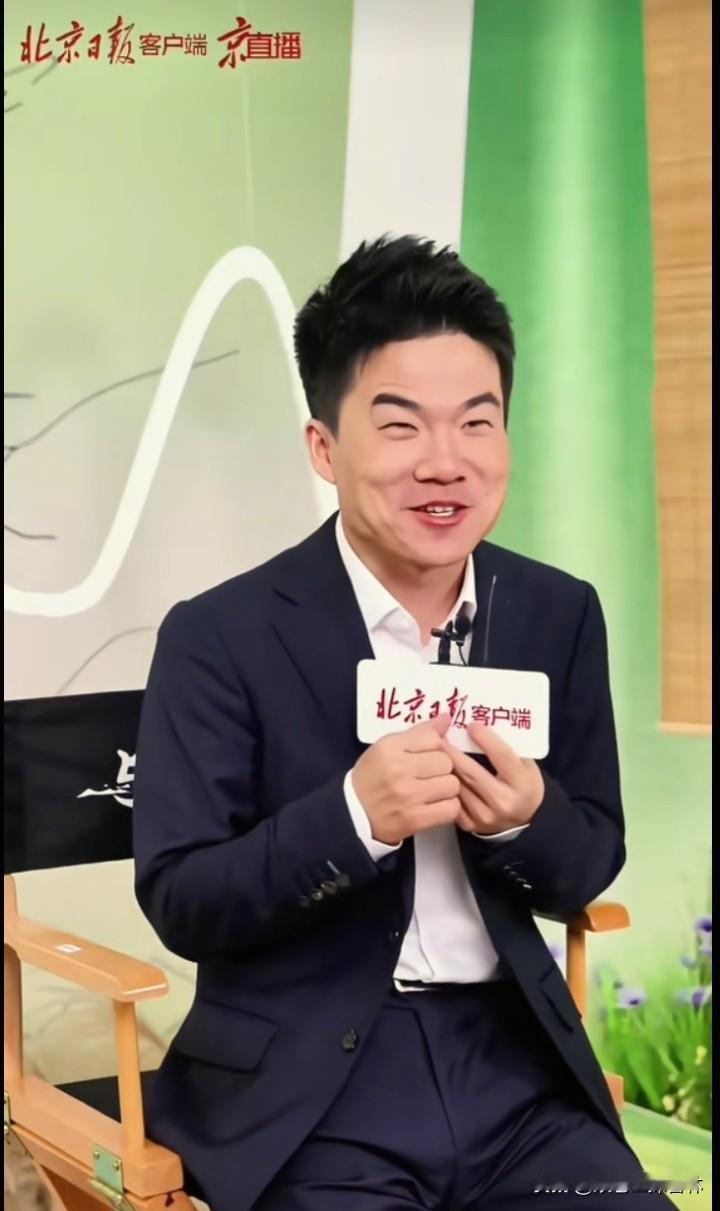 董宇辉一提到家乡喜形于色。关于今年阅山河的计划，在北京日报采访直播中，董宇辉说