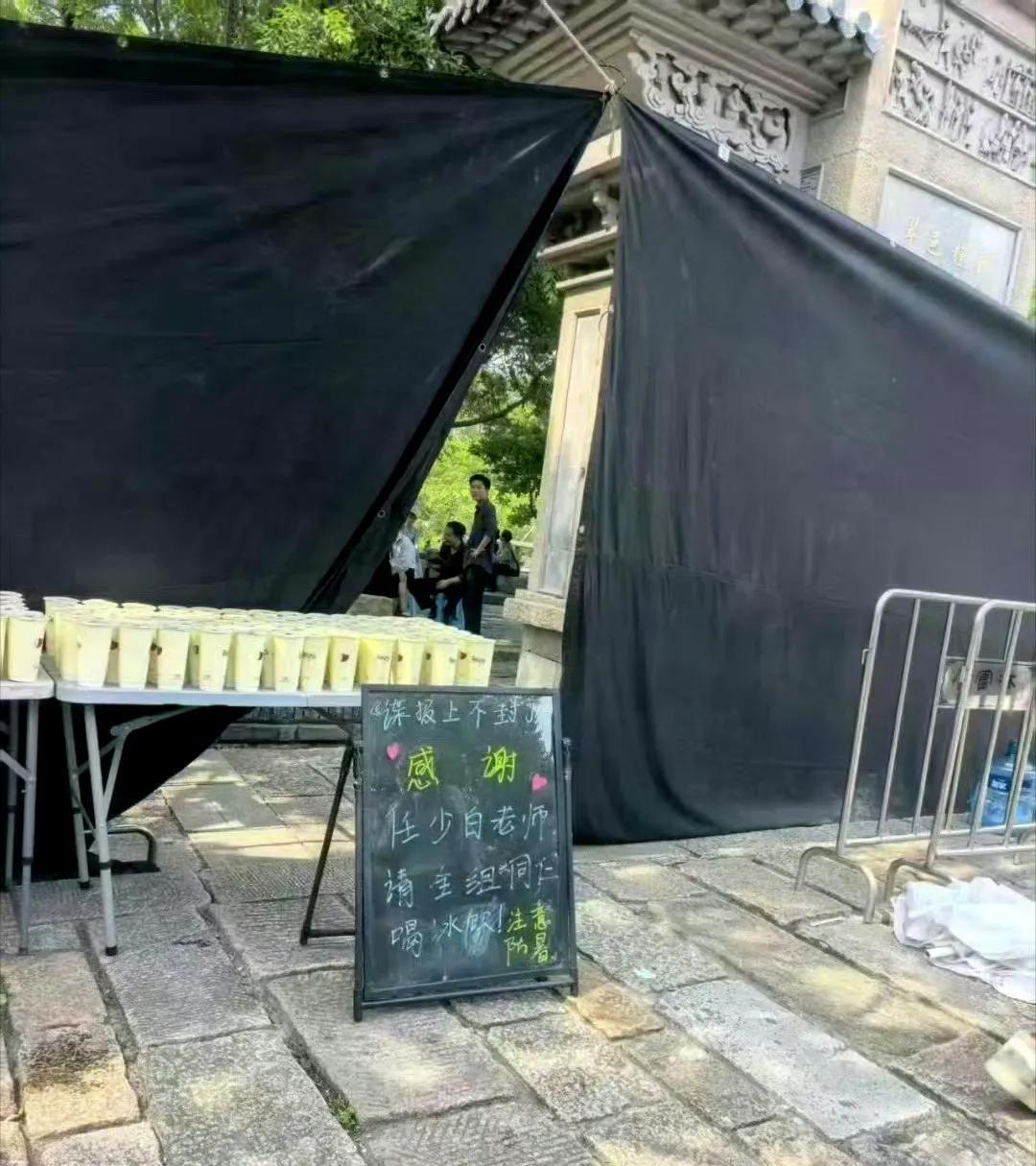 金陵富少任少白又又又请客了，我说什么来着，在肖战的剧组就是不缺喝不缺喝的，与其说