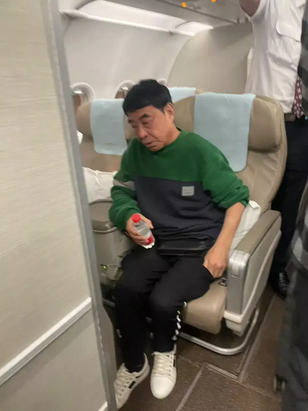 是哪个男演员，刚上飞机无聊的，很面熟，想不起来是谁