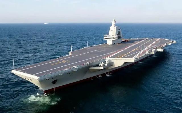 福建舰真正值得的，不是“电磁弹射领先美国”，而是中国航母第一次把隐身舰载机、重型