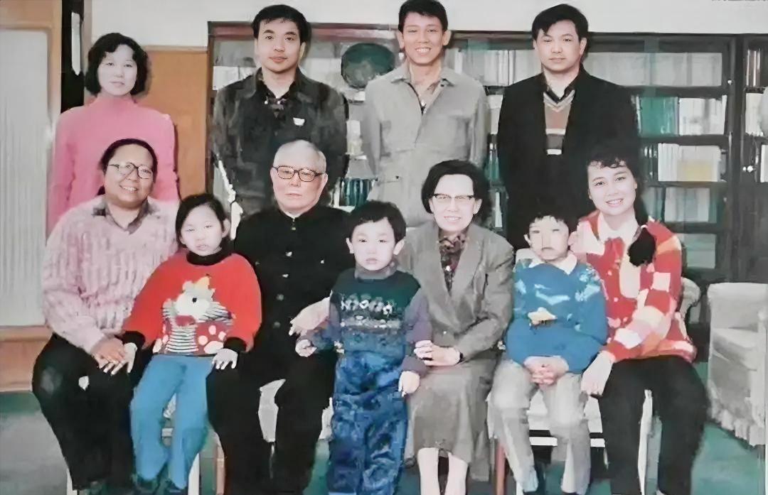 叶剑英元帅罕见的全家福，真是一个大家庭，当时的他已经荣升“曾祖父”了，四世同堂，