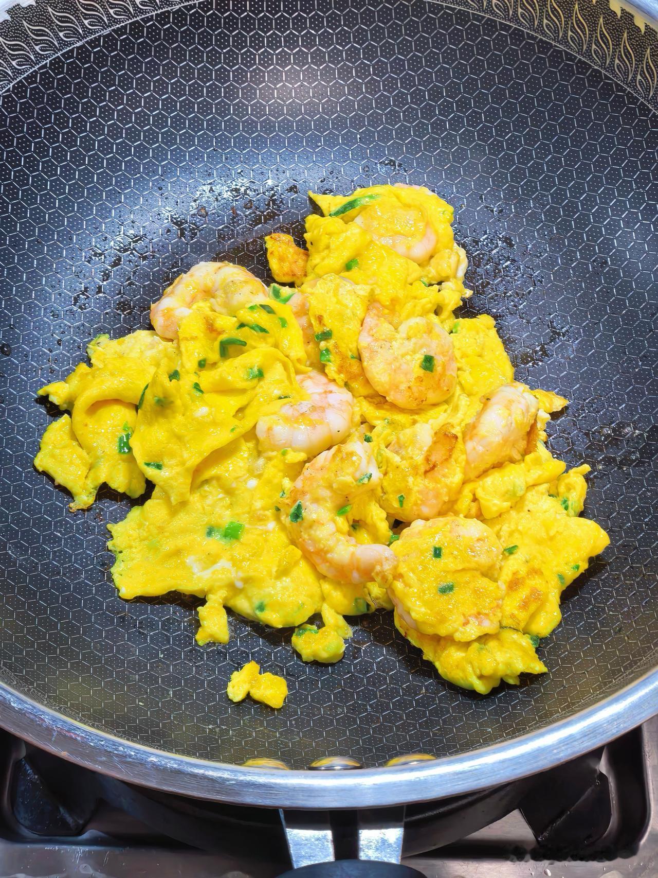 周末在家，炒三个家常小炒虾仁滑蛋，软嫩鲜美青椒洋葱肉片，入味
