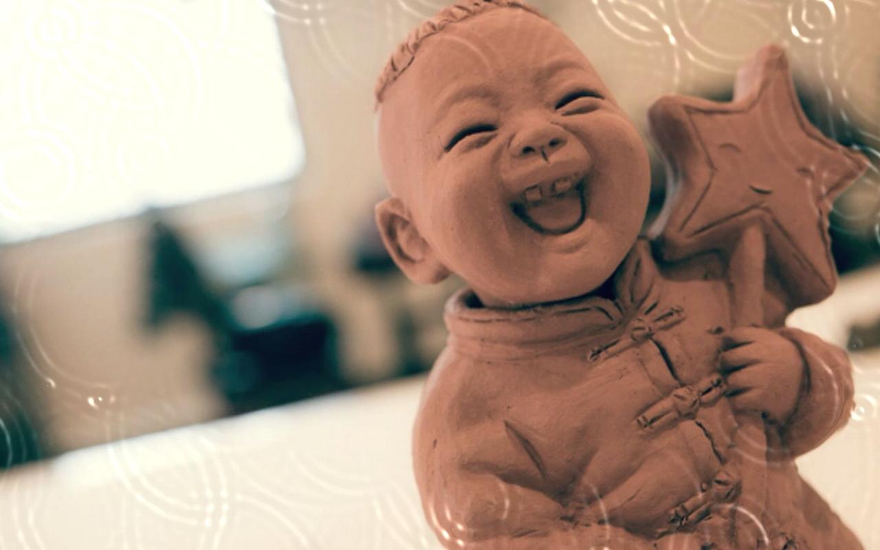 小孩不用好好洗脸吧？——网上视频：一女子让几个孩子洗脸，一个蘸了一点水，鼻梁一