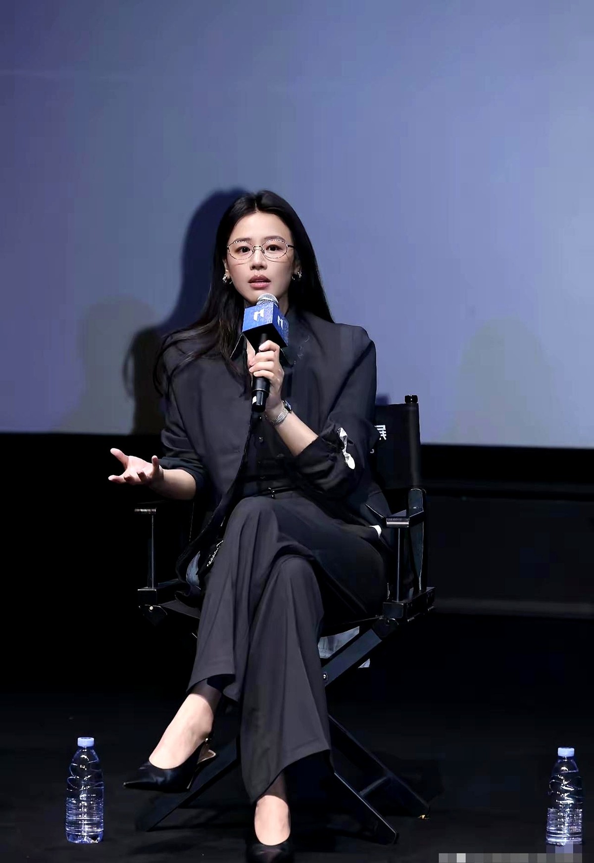 马思纯这姐，真的有点东西。她就往那一坐，黑长直头发，金丝眼镜，一身黑西装，二郎腿一翘，整个场子都安静