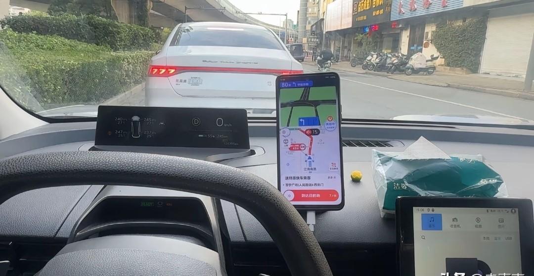 租车两千五，每天干十三个小时，跑的全是五块钱的单。早六点上线，晚八点收车，连喝