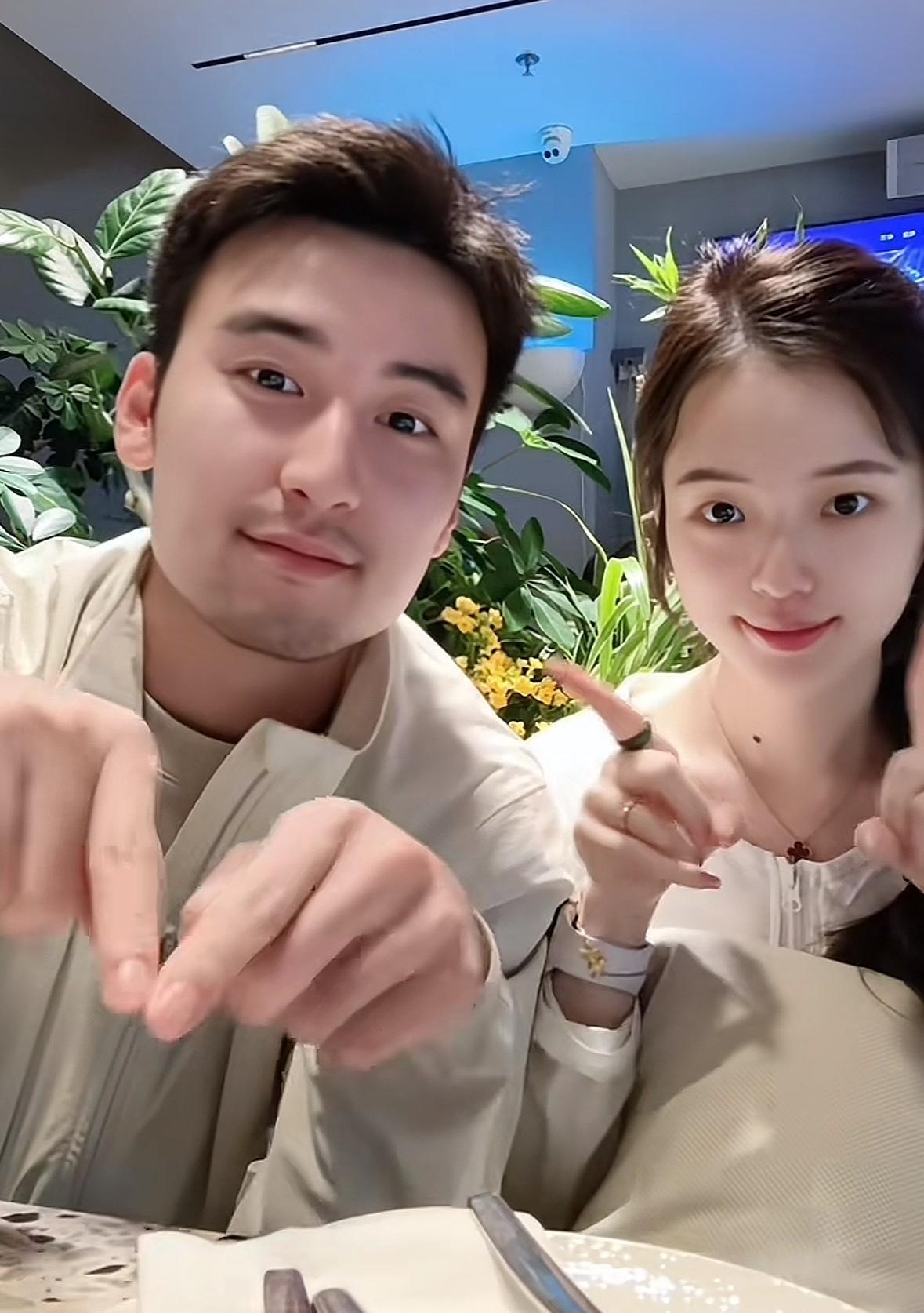 牛冠凯和冬妍又又又秀恩爱了，俊男靓女配一脸，真情侣就是好磕，牛牛这颜值太能打了，