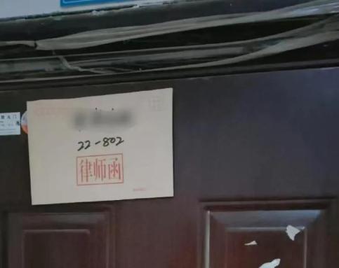 楼下老李，因为小区垃圾成堆、电梯坏了半年没人修，一气之下两年没交物业费。结果被物