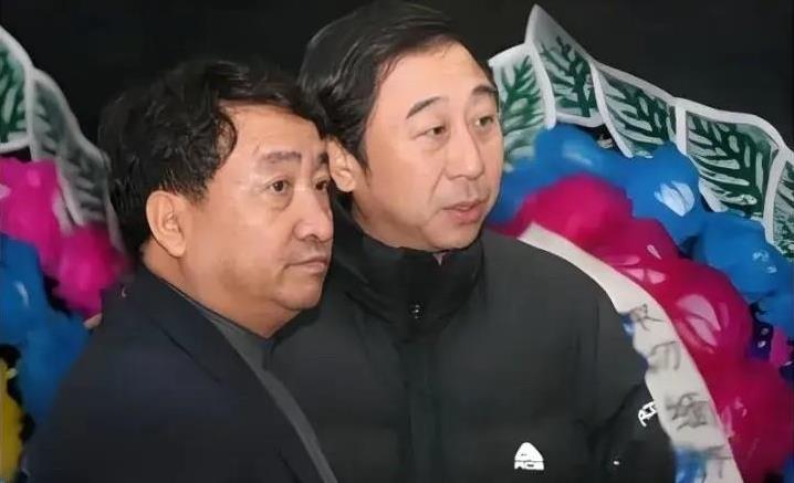 2006年马季葬礼上，冯巩与姜昆守灵时留下珍贵合影。照片中二人神情哀伤，目光空洞