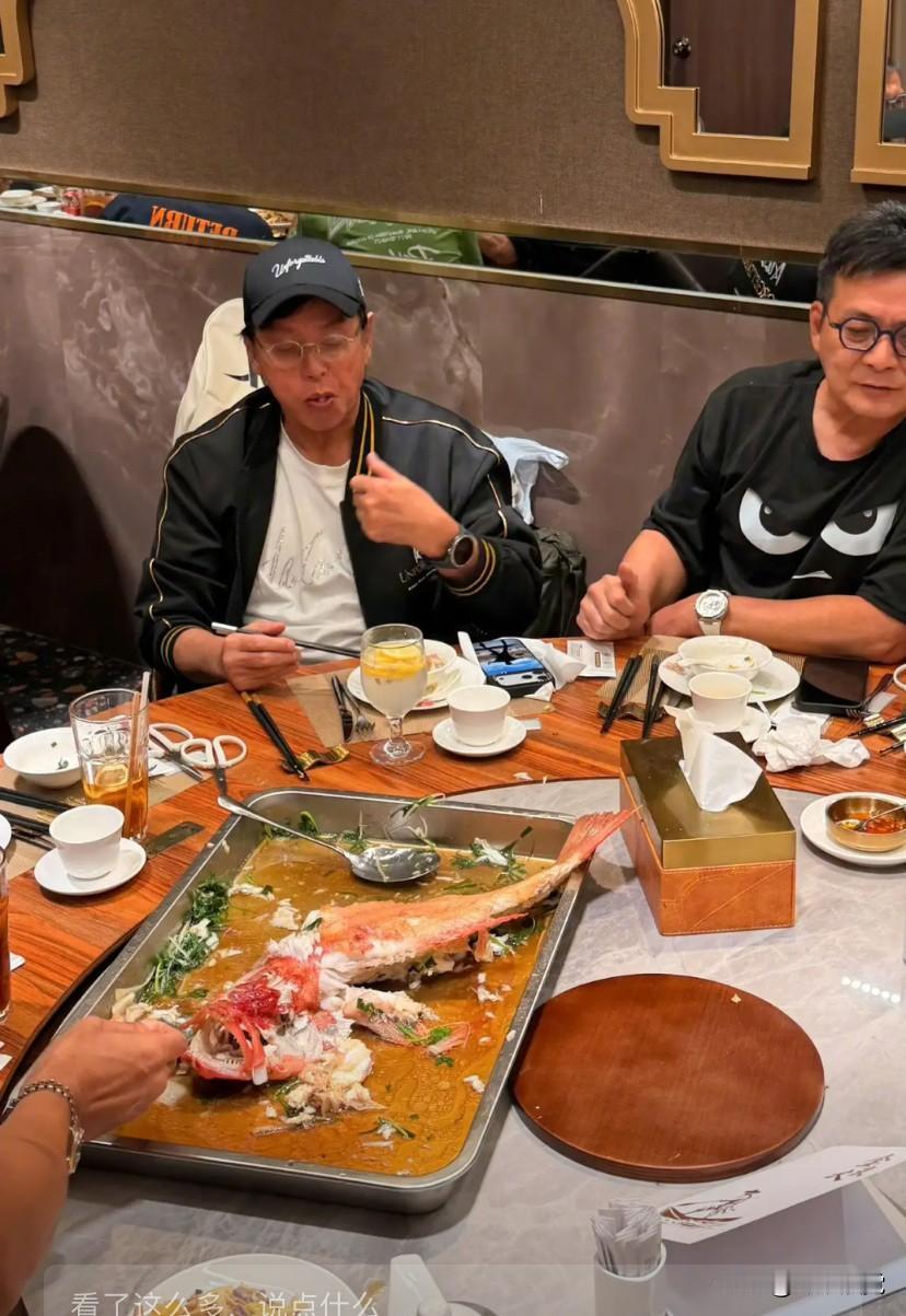 香港明星黄日华生日，订了个包间请一群朋友吃饭，吃什么？一条清蒸鱼真大，一盘蟹也不