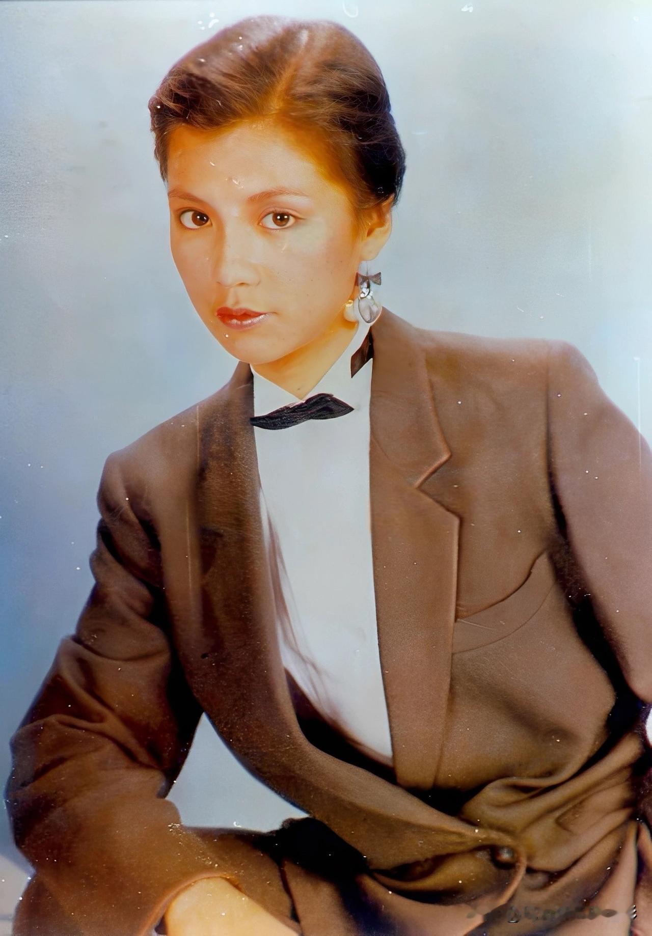 🧡永远的翁美玲翁美玲穿西装的样子是港风美人里独一份的「英气飒」宽肩西装