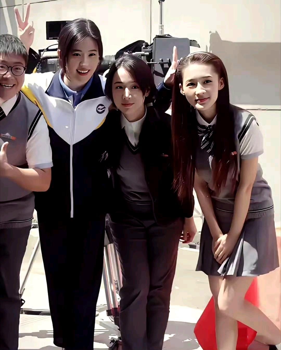 这里和刘亦菲拍照的也一定是拍戏的[赞]