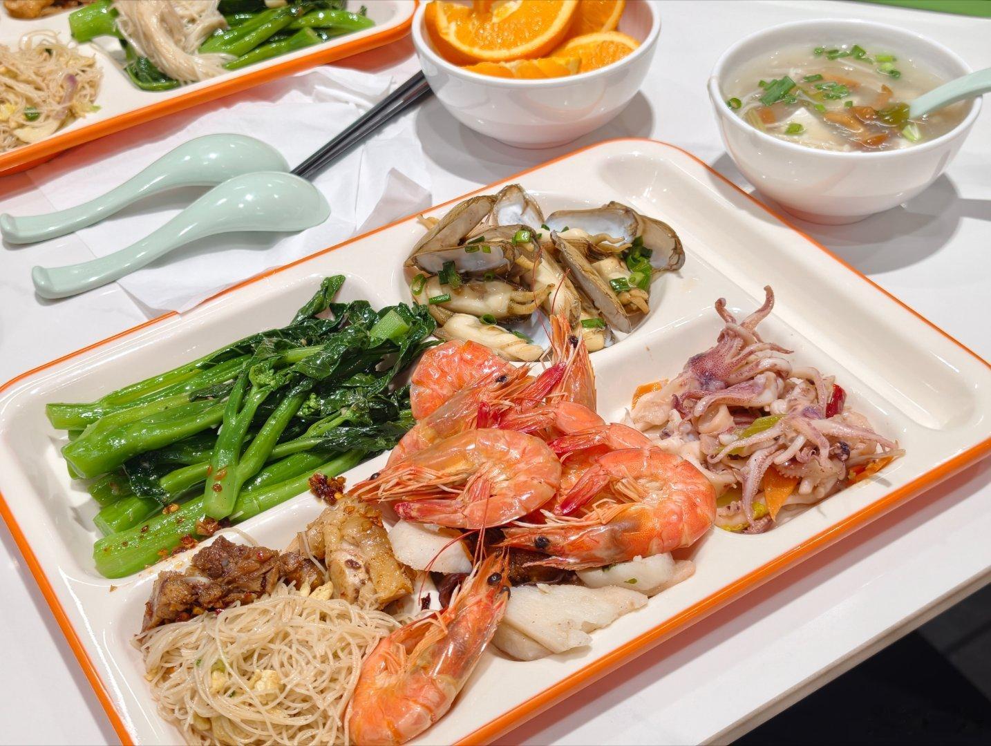 午餐在福耀食堂，安排的大多都是海鲜，让外地的朋友们尝尝咱们福建味！