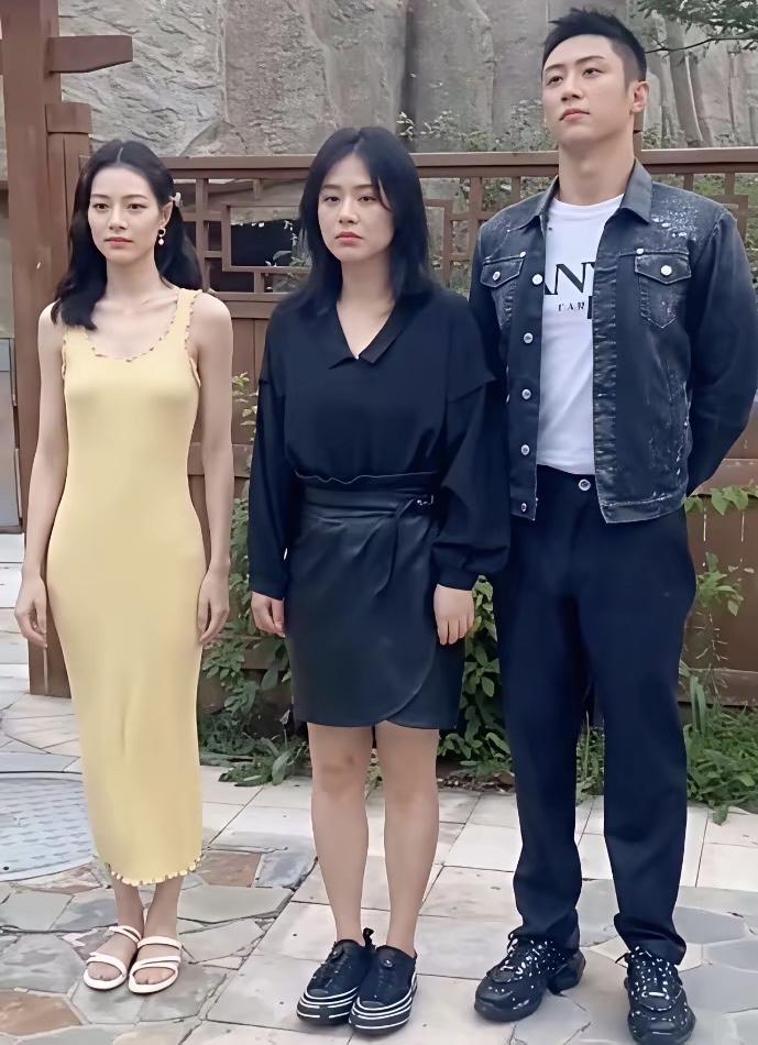 2020年，黄景瑜、马思纯、钟楚曦为电影《荞麦疯长》做宣传时的画面。记得当时