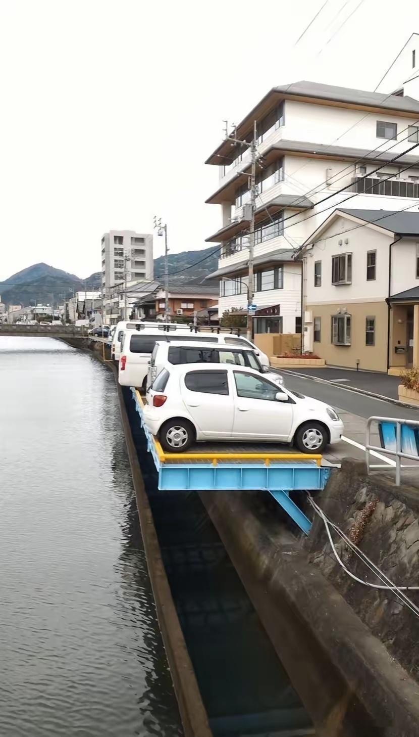 没有停车位，硬把它建了出来。