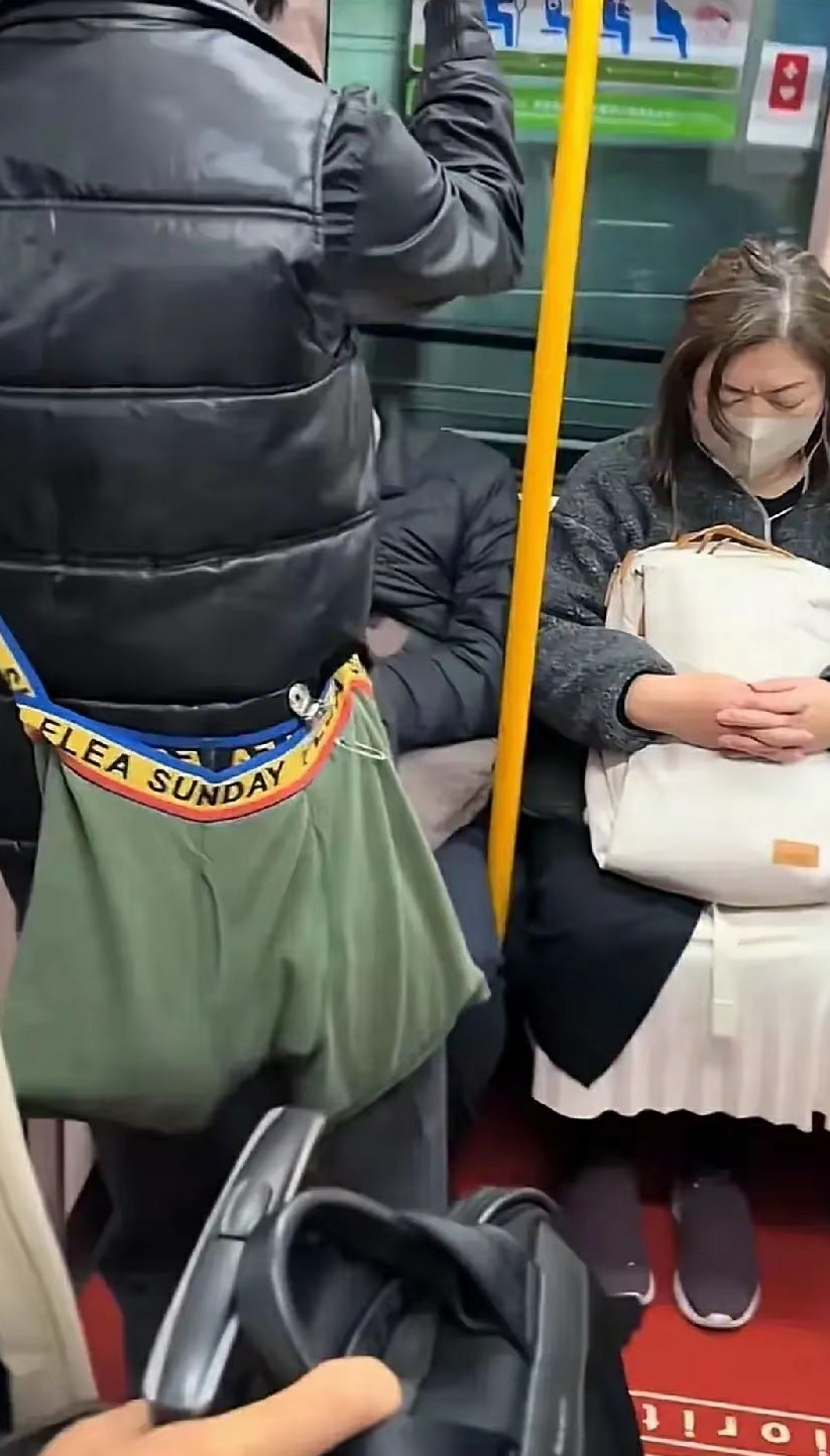 地铁上的小插曲：意外的一瞥，让人忍俊不禁！